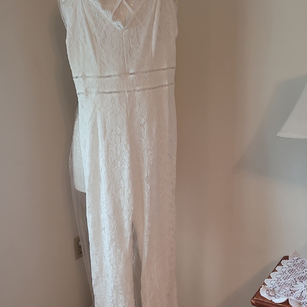 Elegant White Sleeveless Jumpsuit with V-Neckline and Textured Fabric